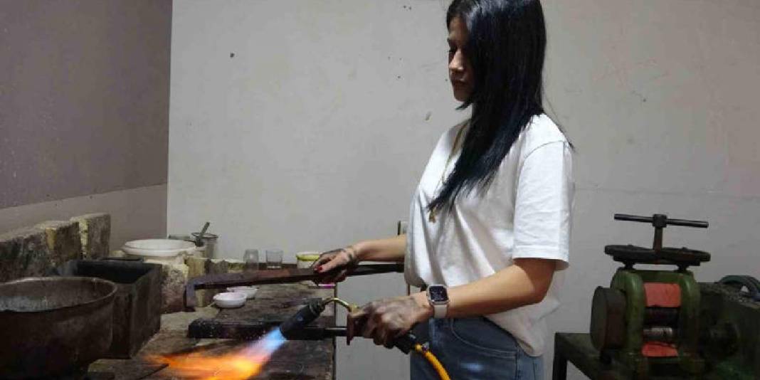 ‘Ojeli tırnaklarla yapamazsın’ dediler: Erkek egemen sektörde ustalığa yükseldi 1